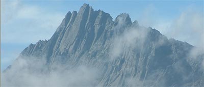 Kim tự tháp Carstensz, Papua, Australia/Châu Đại dương. 
